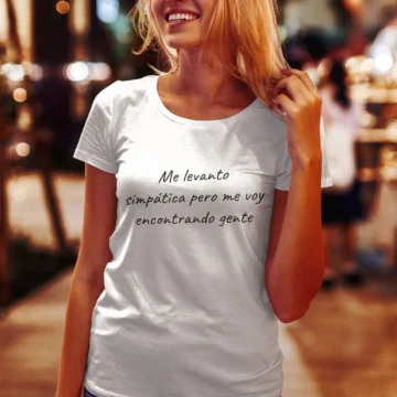 Camiseta Me levanto simpática pero me voy encontrando gente