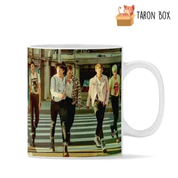 Taza BTS Jin, Suga, J-Hope, RM, Jimin, V y Jungkook caminando por la calle